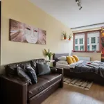 P&o Serviced Fabryczna Apartman